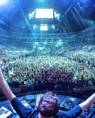 Live concert by DJ Pauly D