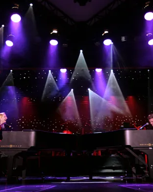Live concert by Dueling Pianos - Country Edition